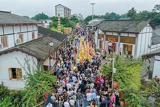 考辛斯：恩比德到季后赛会被包夹 他们需要拉文这样的侧翼得分手